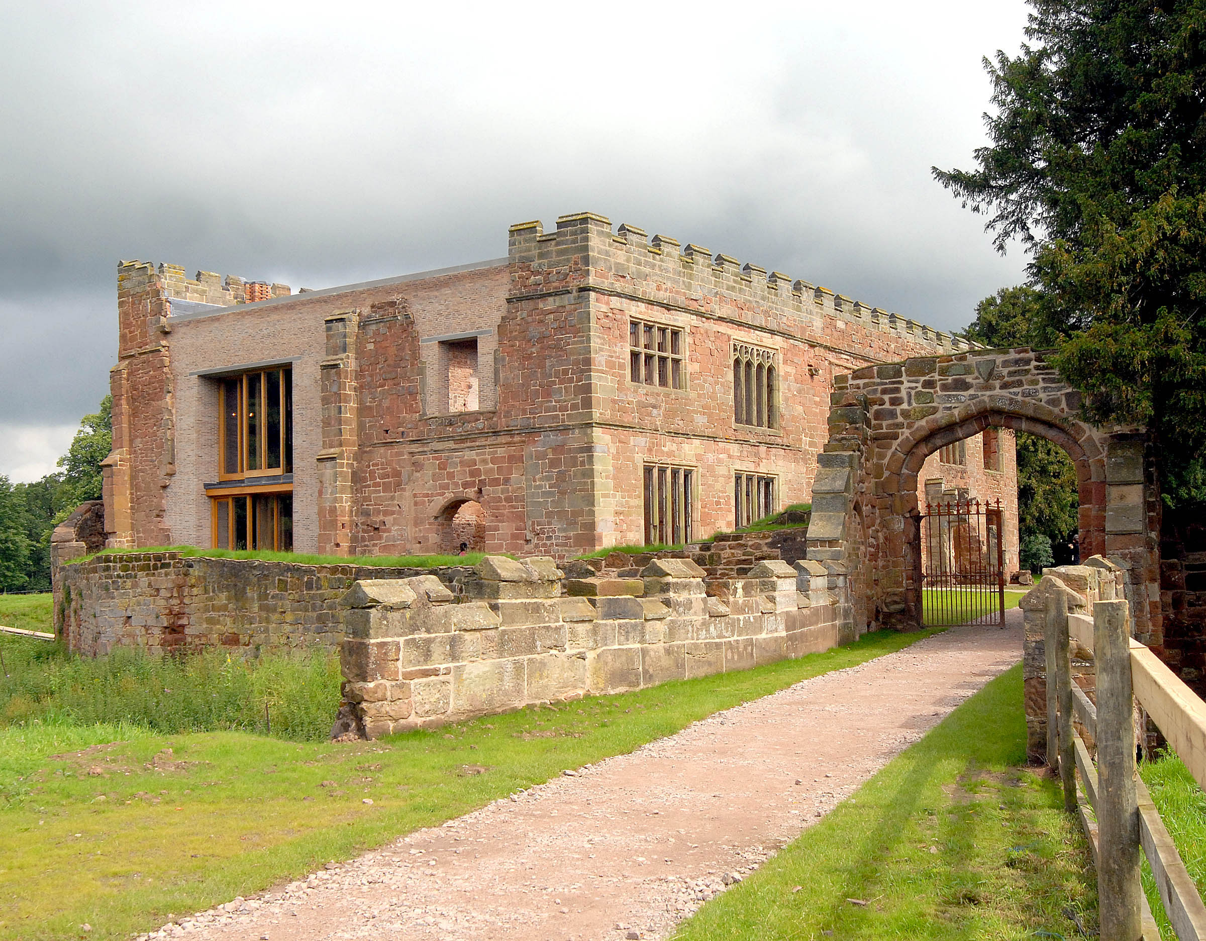 Реставрация в англии. Замковый комплекс Astley Castle,. Замок Рэй Англия. Отреставрированные замки в Англии. Дом крепость в Англии.