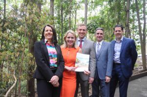 lrearthcheck-vp-melinda-watt-hon-kate-jones-mp-hon-dr-steven-miles-mp-qtic-chief-executive-daniel-gschwind-earthcheck-gm-mark-olsen-lr