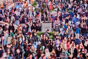 times-sqaure-crowd-by-divya-thakur-via-flikr