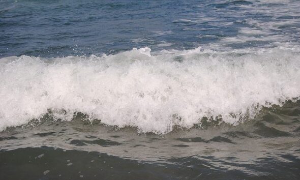 waves by angeladellatorre via flickr