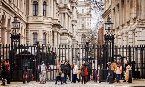 Entrance to Downing Street by Garry Knight via flickr