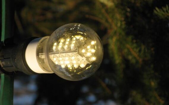 led_lamp_on_christmas_tree_2009