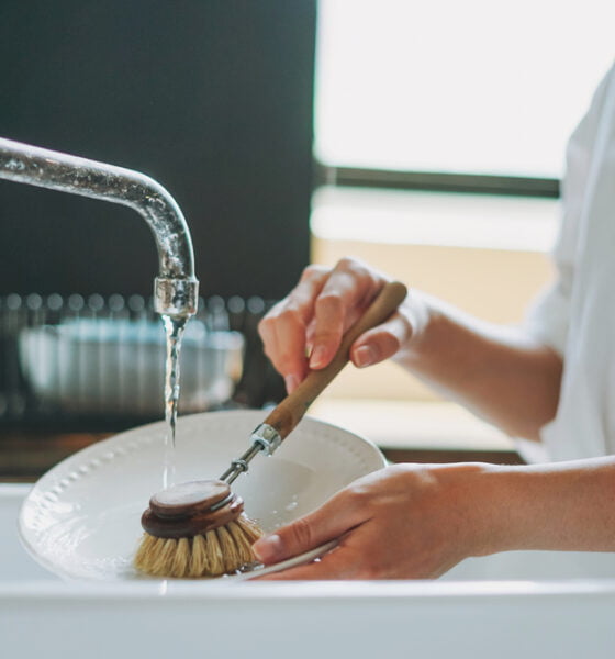 How to hand wash dishes the right way - Reviewed