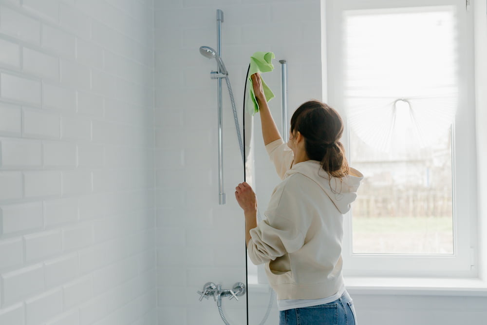 Green Cleaning Solutions for Glass Shower Enclosures - Vimarsana News